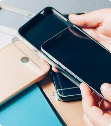 Ostatnie zdjęcie to zestaw telefonów komórkowych, w tym jeden zbliżony do ekranu, z wyraźnym wizerunkiem osób trzymających telefony.