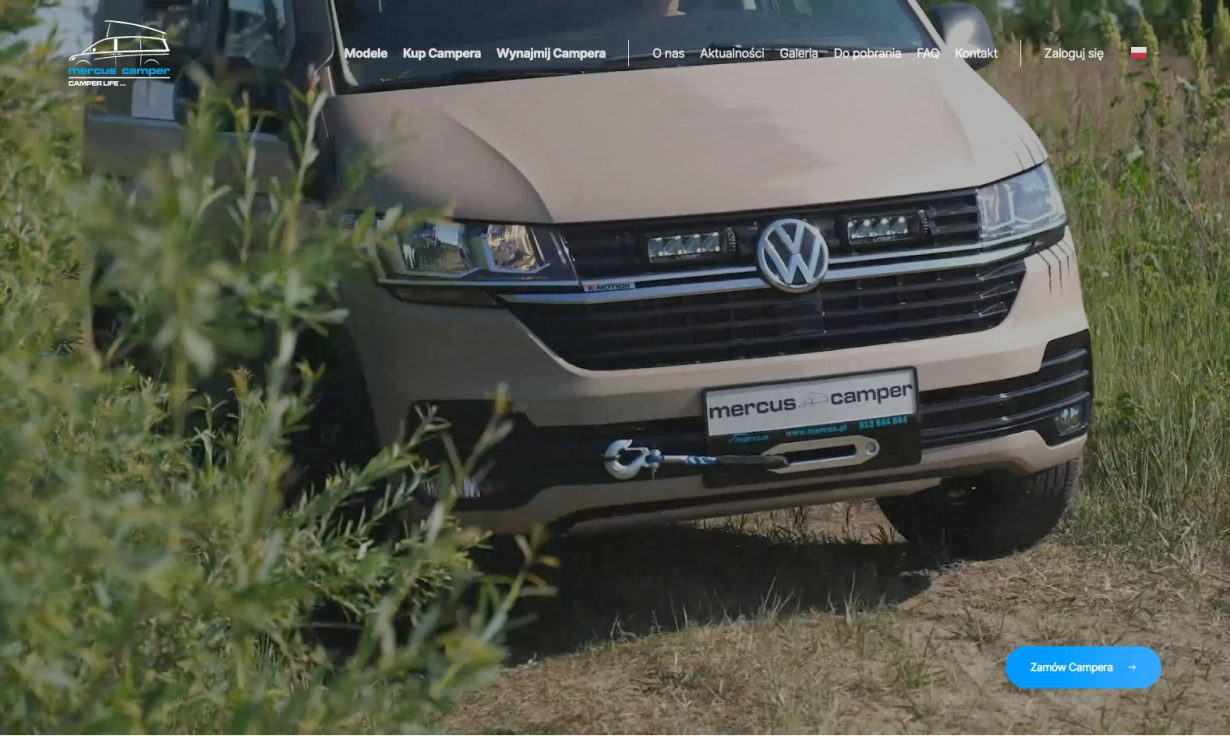 Na zdjęciu widać stronę internetową firmy oferującej wynajem i sprzedaż camperów. Główne zdjęcie przedstawia kampera Volkswagen w terenie. Strona zawiera menu z opcjami takimi jak "Modele", "Kup Campmera", "Wynajmij", "O nas" i inne, a także przycisk "Zamów Campmera" zachęcający do zakupu lub wynajmu.