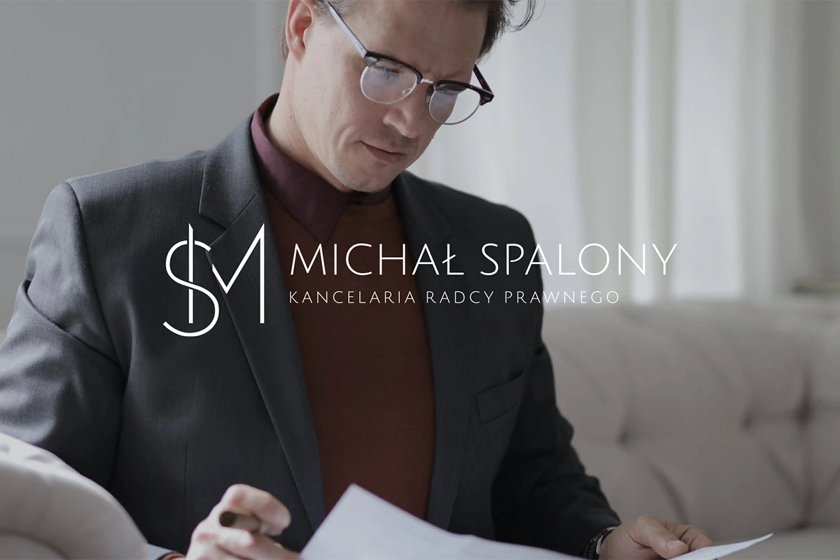 Zdjęcie przedstawia logo Michał Spalony – Kancelaria Radcy Prawnego na tle profesjonalnego portretu mężczyzny w garniturze, podkreślając elegancję i ekspertyzę.