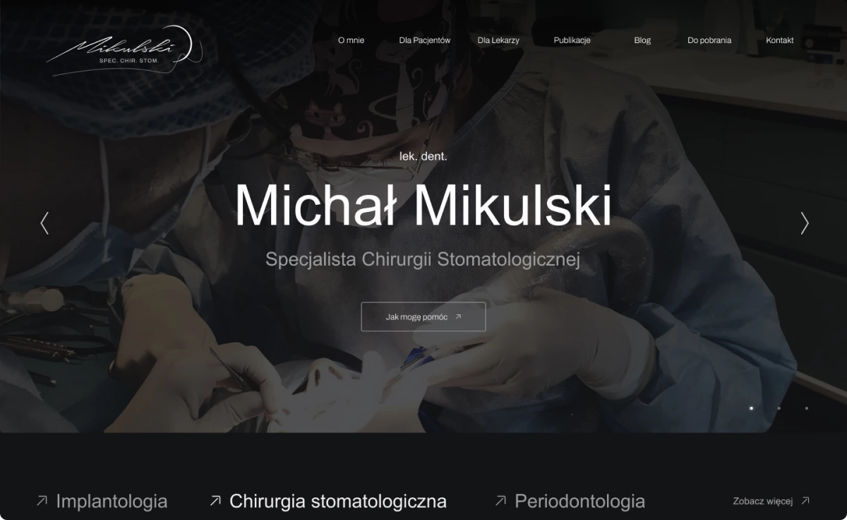 Strona internetowa lekarza chirurga.Widoczna profesjonalna fotografia lekarza w trakcie zabiegu. Na środku imię, nazwisko i specjalizacja. Przycisk „Jak mogę pomóc” sugeruje kontakt.