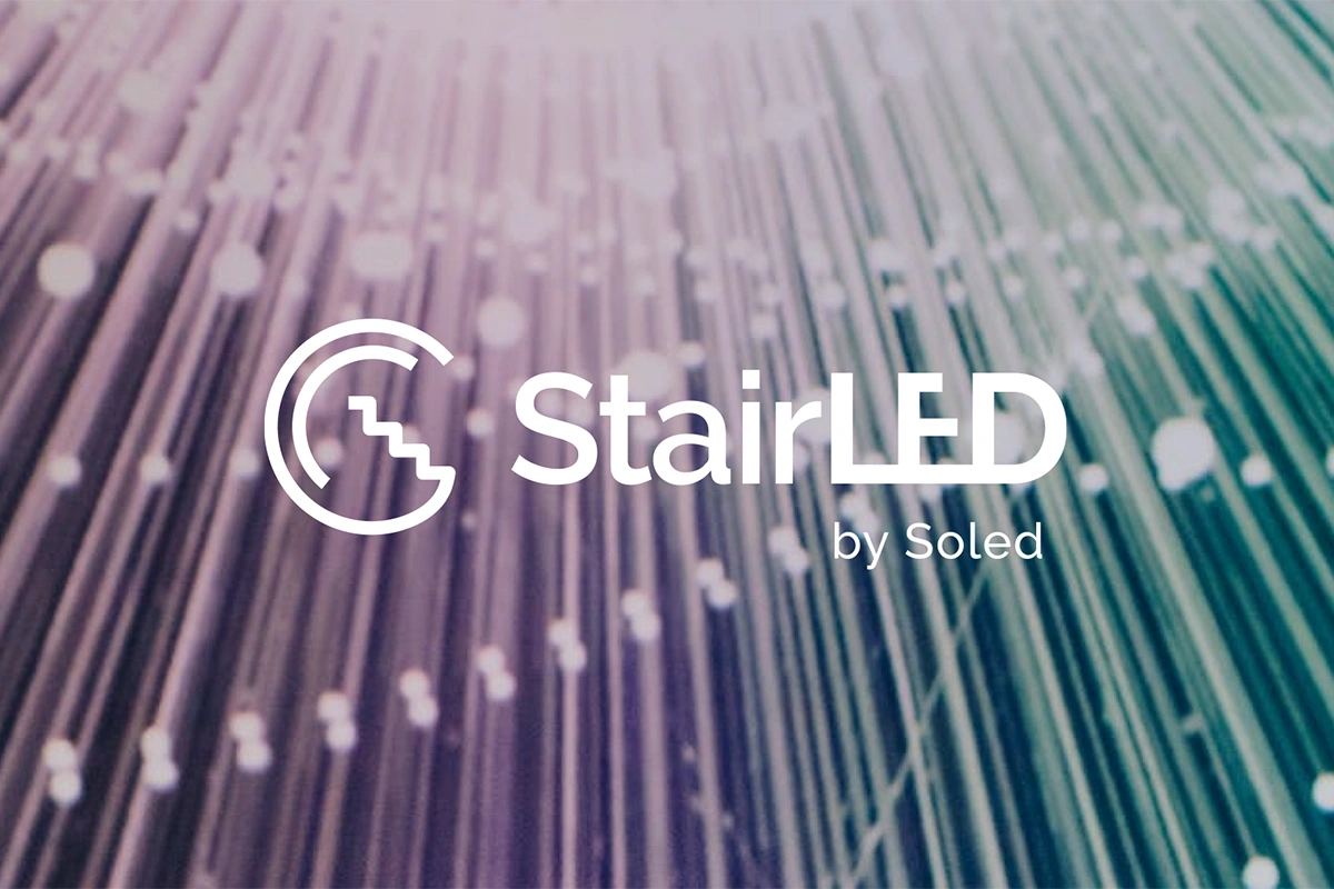Logo "StairLED by Soled" na tle efektu świetlnego. Minimalistyczny symbol schodów w okręgu sugeruje nowoczesne, inteligentne oświetlenie LED do schodów.